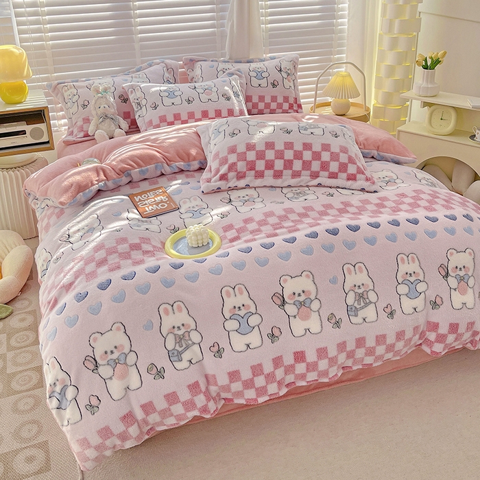 91家纺网 家纺一手货源 找家纺 梵克保罗 2025秋冬新品立体雪花绒单被套牛奶绒法莱绒雕花绒兔毛卡通四件套学生季三件套 爱心熊