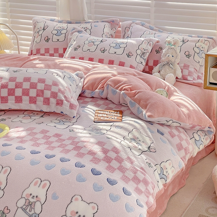 91家纺网 家纺一手货源 找家纺 梵克保罗 2025秋冬新品立体雪花绒单被套牛奶绒法莱绒雕花绒兔毛卡通四件套学生季三件套 爱心熊