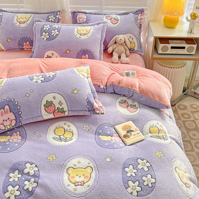 91家纺网 家纺一手货源 找家纺 梵克保罗 2025秋冬新品立体雪花绒单被套牛奶绒法莱绒雕花绒兔毛卡通四件套学生季三件套 草莓兔