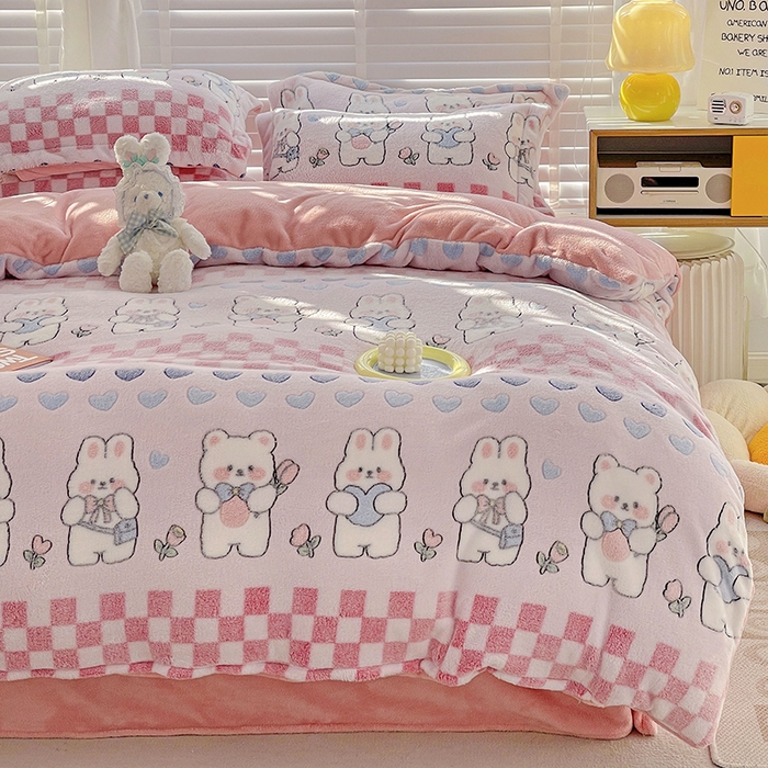 91家纺网 家纺一手货源 找家纺 梵克保罗 2025秋冬新品立体雪花绒单被套牛奶绒法莱绒雕花绒兔毛卡通四件套学生季三件套 爱心熊