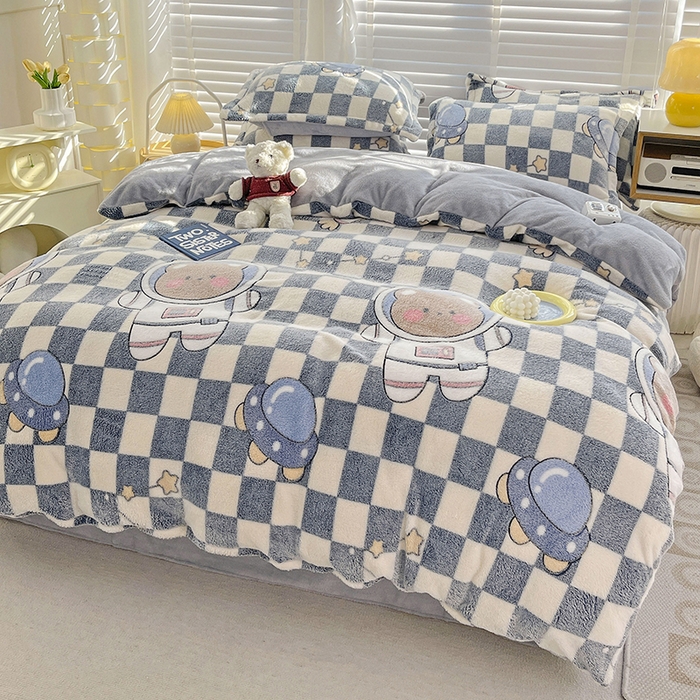 91家纺网 家纺一手货源 找家纺 梵克保罗 2025秋冬新品立体雪花绒单被套牛奶绒法莱绒雕花绒兔毛卡通四件套学生季三件套 太空熊