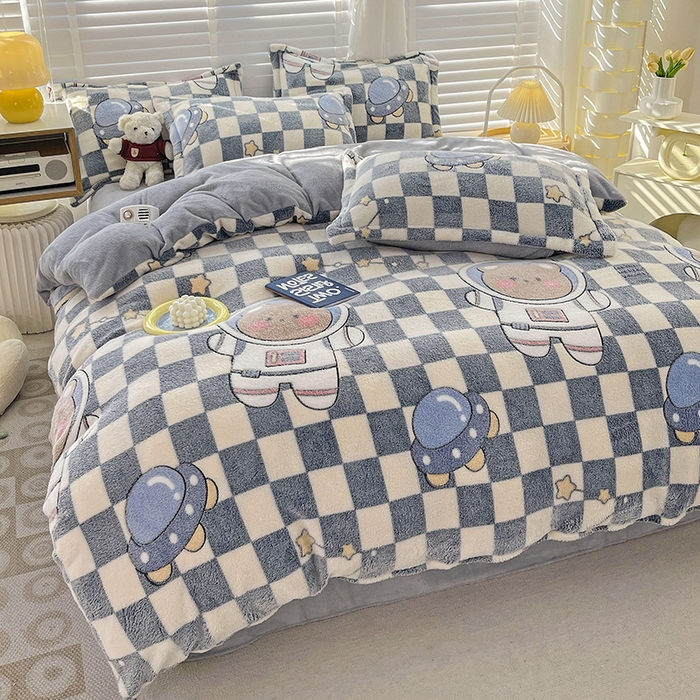 91家纺网 家纺一手货源 找家纺 梵克保罗 2025秋冬新品立体雪花绒单被套牛奶绒法莱绒雕花绒兔毛卡通四件套学生季三件套 太空熊