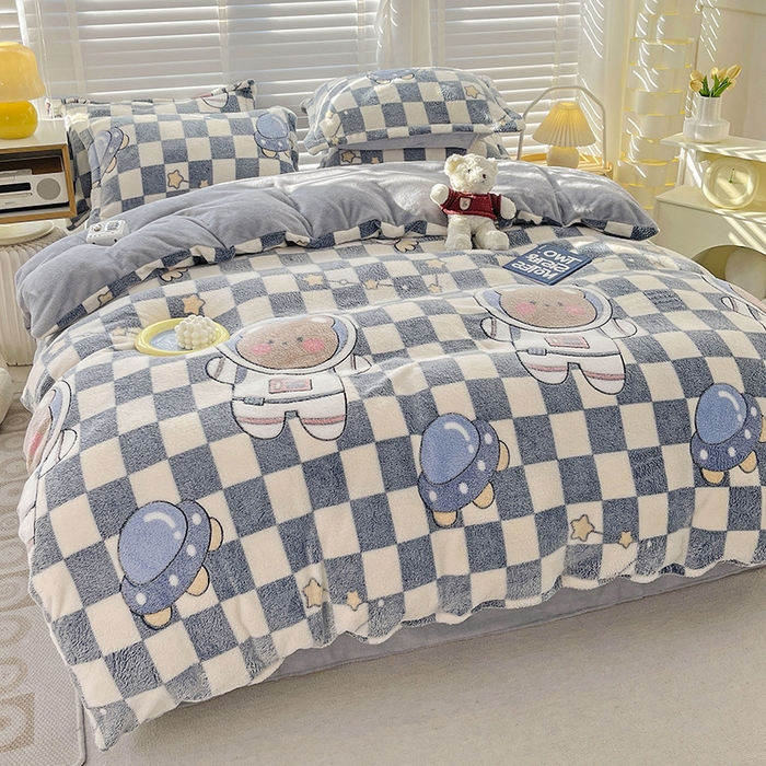 91家纺网 家纺一手货源 找家纺 梵克保罗 2025秋冬新品立体雪花绒单被套牛奶绒法莱绒雕花绒兔毛卡通四件套学生季三件套 太空熊