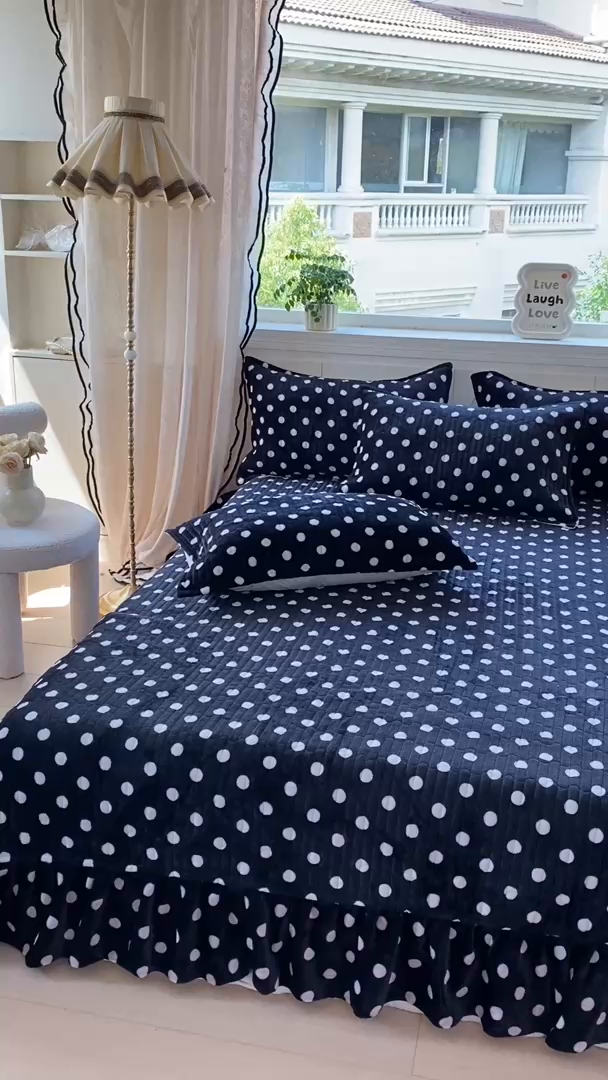 91家纺网 家纺一手货源 找家纺 梦可莱家居 2025秋冬新品豆豆绒床盖大花边四件套黑波点