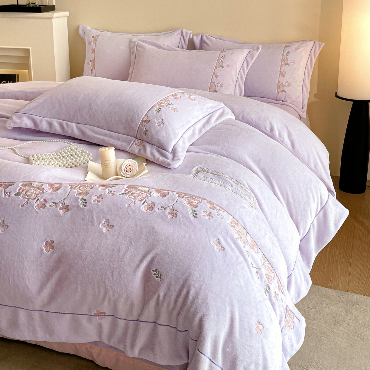 91家纺网 家纺一手货源 找家纺 新方向 2025年 全消光A类刺绣牛奶绒四件套-花意浓 花意浓-魅紫