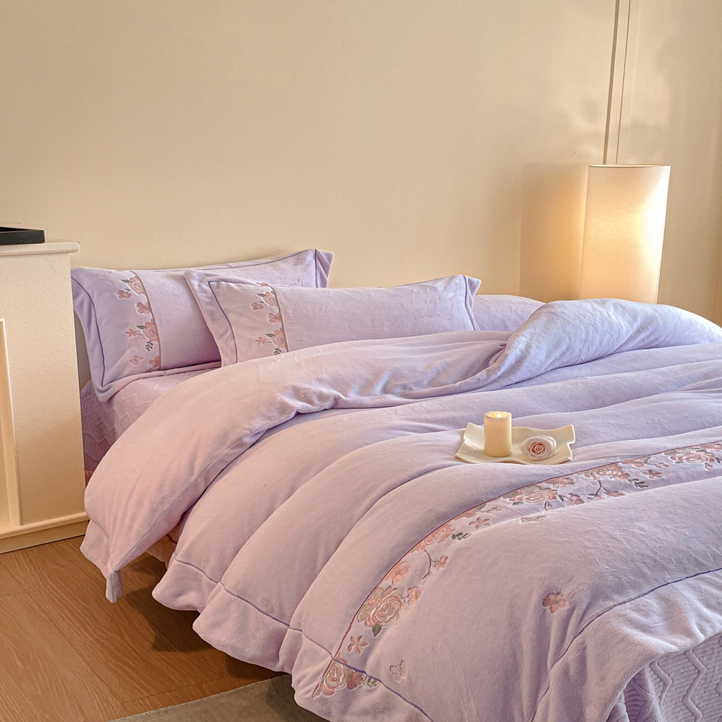 91家纺网 家纺一手货源 找家纺 新方向 2025年 全消光A类刺绣牛奶绒四件套-花意浓 花意浓-魅紫