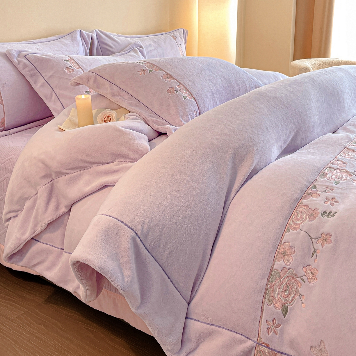 91家纺网 家纺一手货源 找家纺 新方向 2025年 全消光A类刺绣牛奶绒四件套-花意浓 花意浓-魅紫