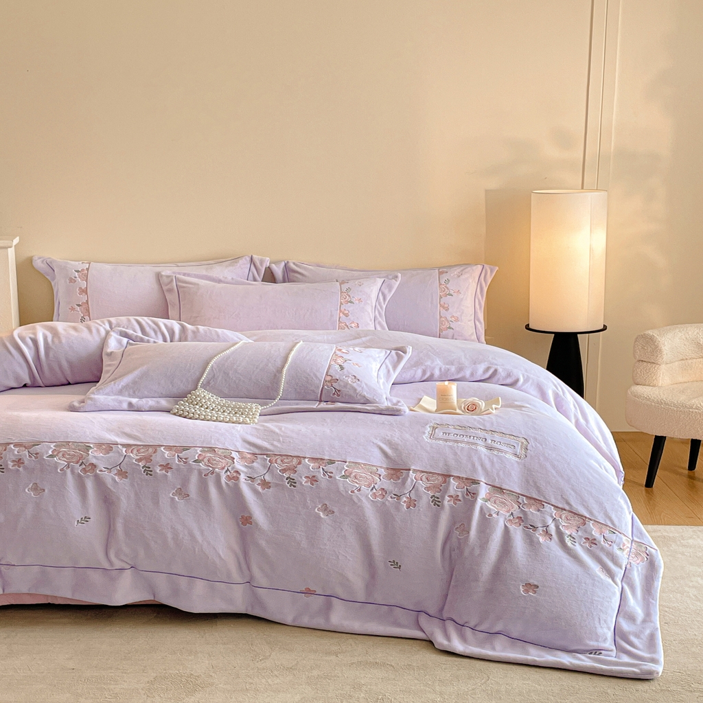 91家纺网 家纺一手货源 找家纺 新方向 2025年 全消光A类刺绣牛奶绒四件套-花意浓 花意浓-魅紫