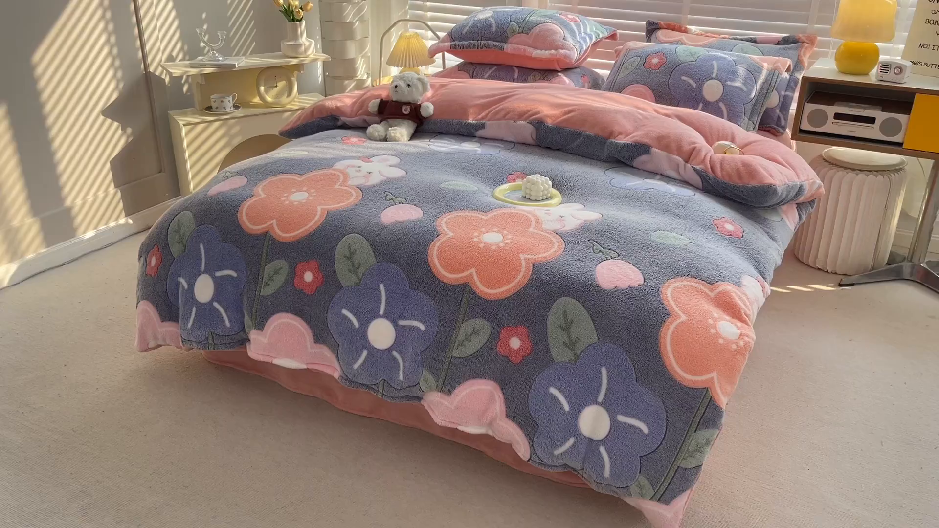 91家纺网 家纺一手货源 找家纺 梵克保罗 2025秋冬新品立体雪花绒单被套牛奶绒法莱绒雕花绒兔毛卡通四件套学生季三件套 太阳花