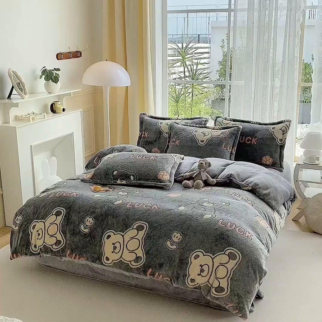 91家纺网 家纺一手货源 找家纺 梵克保罗 2025秋冬新品立体雪花绒单被套牛奶绒法莱绒雕花绒兔毛卡通四件套学生季三件套 顽皮熊