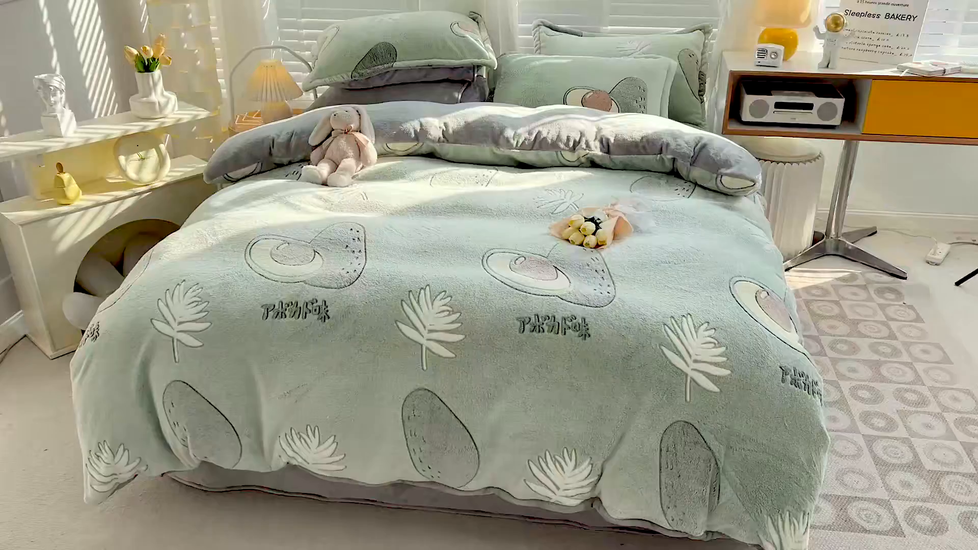 91家纺网 家纺一手货源 找家纺 梵克保罗 2025秋冬新品立体雪花绒单被套牛奶绒法莱绒雕花绒兔毛卡通四件套学生季三件套 爱心牛油果