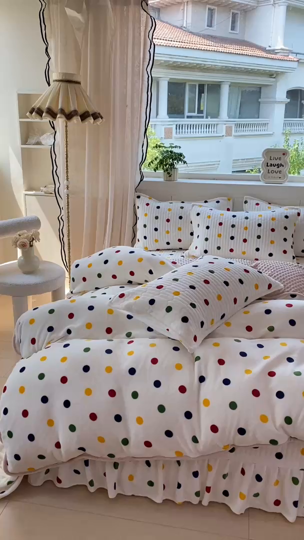 91家纺网 家纺一手货源 找家纺 梦可莱家居 2025秋冬新品豆豆绒床盖大花边四件套彩色波点