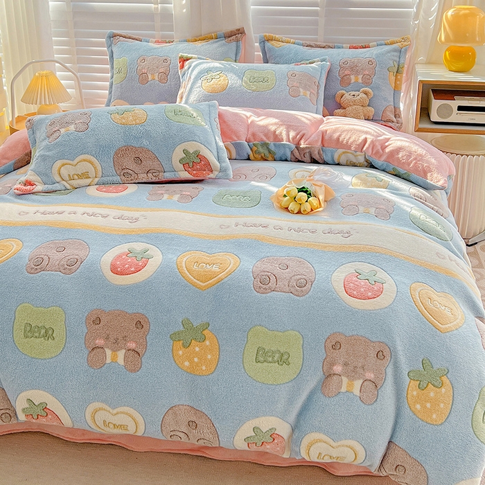 91家纺网 家纺一手货源 找家纺 梵克保罗 2025秋冬新品立体雪花绒单被套牛奶绒法莱绒雕花绒兔毛卡通四件套学生季三件套 熊熊乐园-蓝