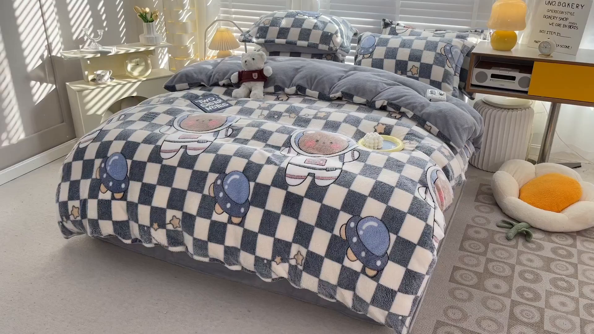 91家纺网 家纺一手货源 找家纺 梵克保罗 2025秋冬新品立体雪花绒单被套牛奶绒法莱绒雕花绒兔毛卡通四件套学生季三件套 太空熊