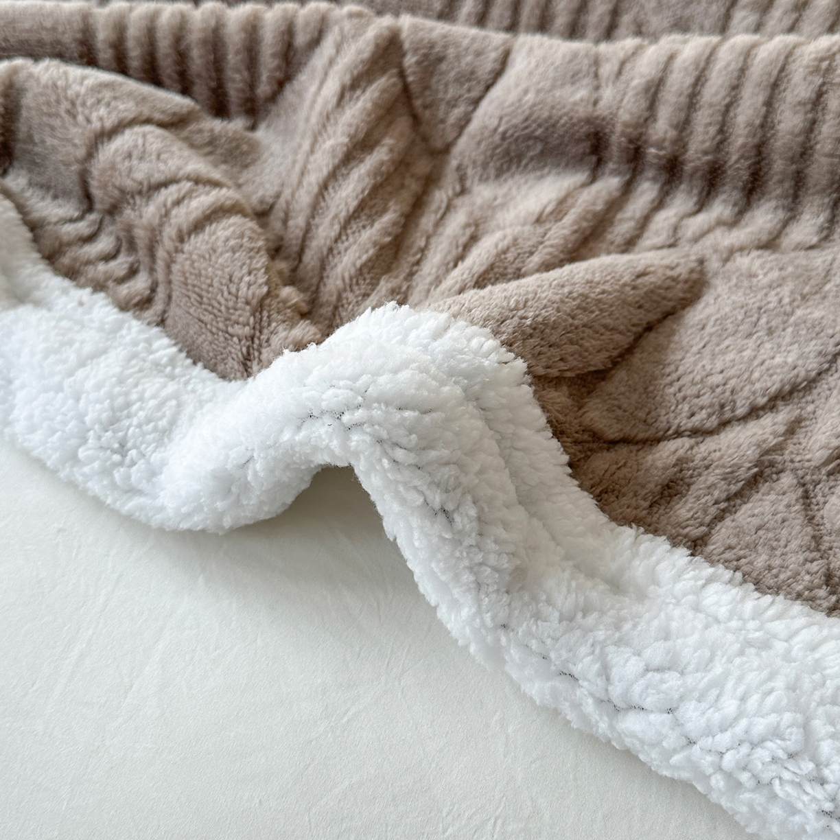 91家纺网 家纺一手货源 找家纺 悦织湾家纺 2025新款塔芙绒羊羔绒舒棉绒毛毯叶子系列 叶子棕色