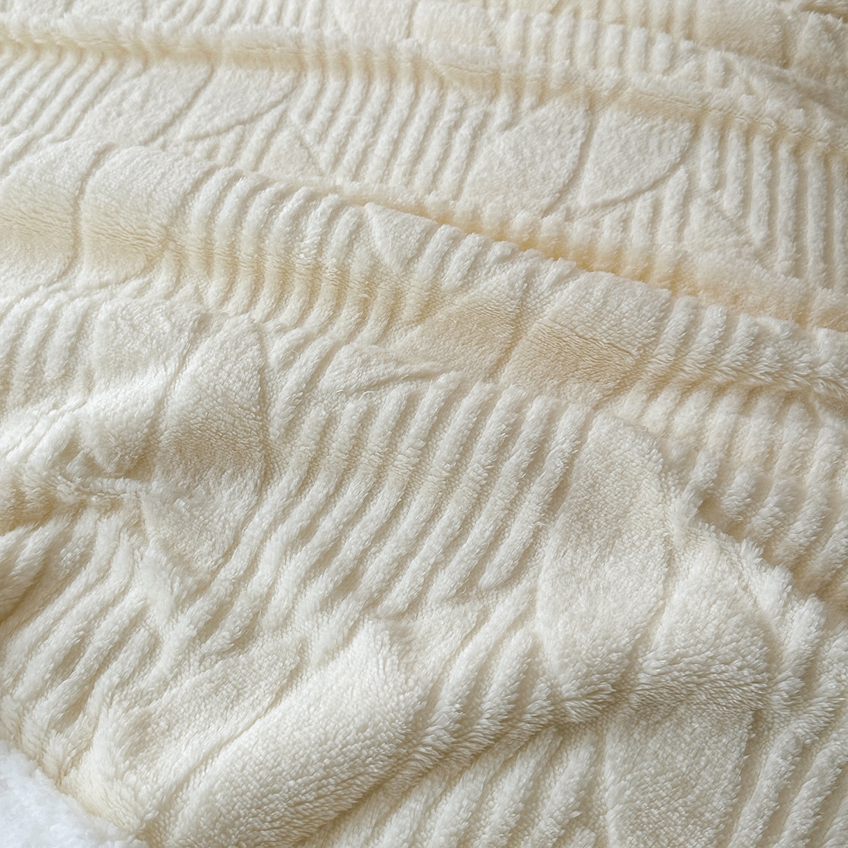 91家纺网 家纺一手货源 找家纺 悦织湾家纺 2025新款塔芙绒羊羔绒舒棉绒毛毯叶子系列 叶子米白