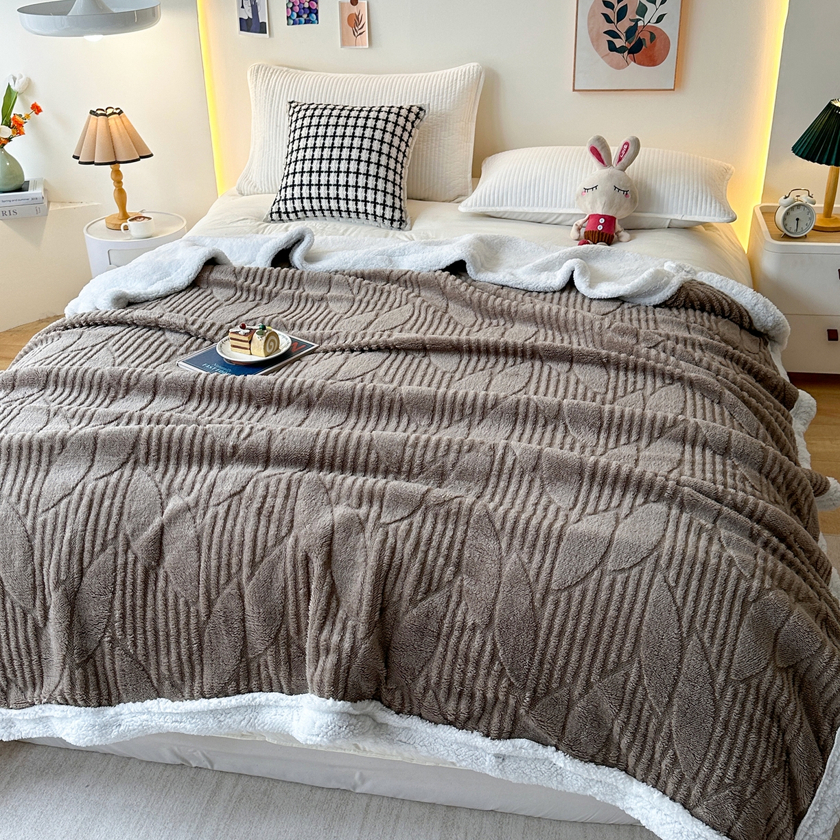 91家纺网 家纺一手货源 找家纺 悦织湾家纺 2025新款塔芙绒羊羔绒舒棉绒毛毯叶子系列 叶子棕色