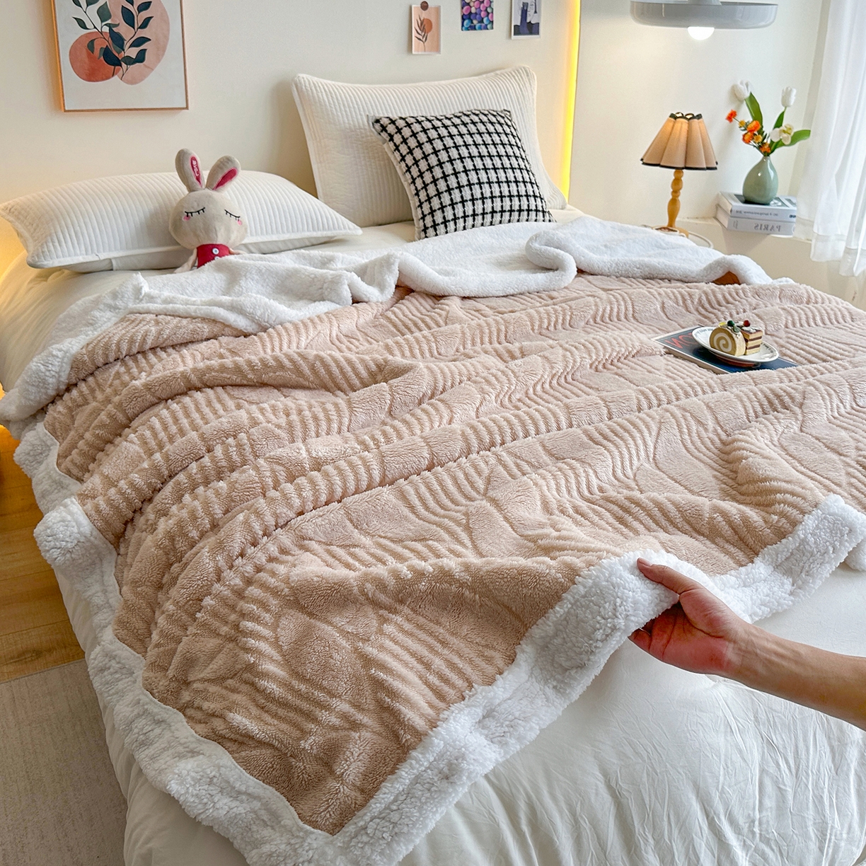 91家纺网 家纺一手货源 找家纺 悦织湾家纺 2025新款塔芙绒羊羔绒舒棉绒毛毯叶子系列 叶子奶咖