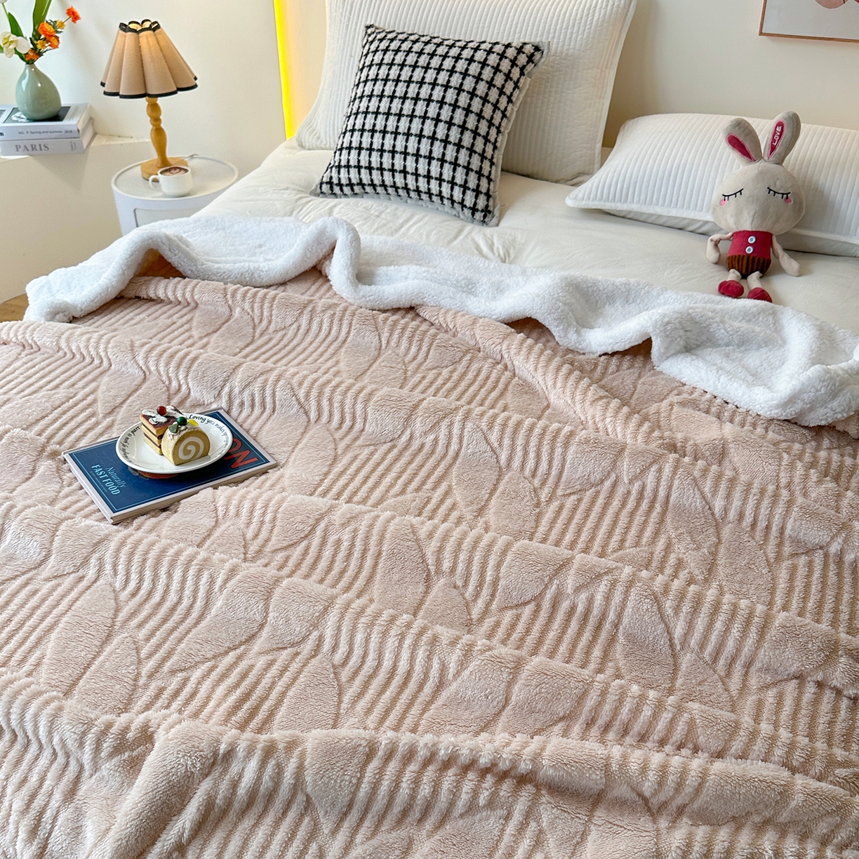 91家纺网 家纺一手货源 找家纺 悦织湾家纺 2025新款塔芙绒羊羔绒舒棉绒毛毯叶子系列 叶子奶咖