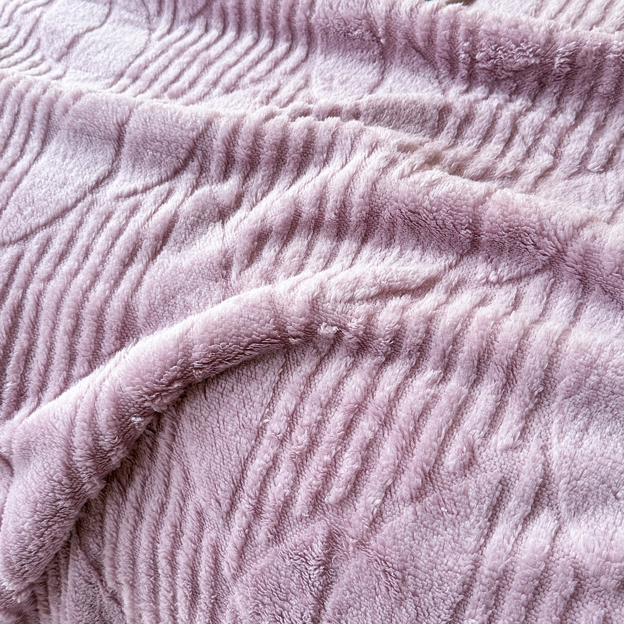 91家纺网 家纺一手货源 找家纺 悦织湾家纺 2025新款塔芙绒羊羔绒舒棉绒毛毯叶子系列 叶子紫色