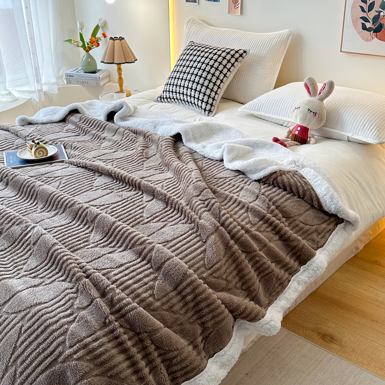 91家纺网 家纺一手货源 找家纺 悦织湾家纺 2025新款塔芙绒羊羔绒舒棉绒毛毯叶子系列 叶子棕色