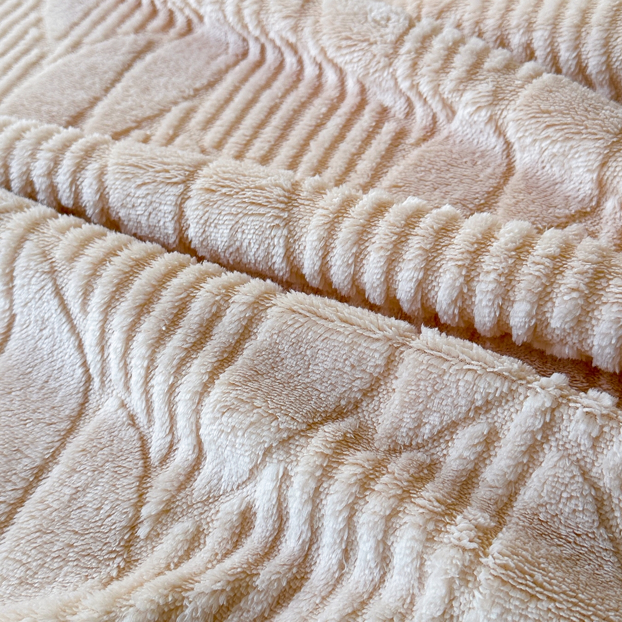 91家纺网 家纺一手货源 找家纺 悦织湾家纺 2025新款塔芙绒羊羔绒舒棉绒毛毯叶子系列 叶子奶咖