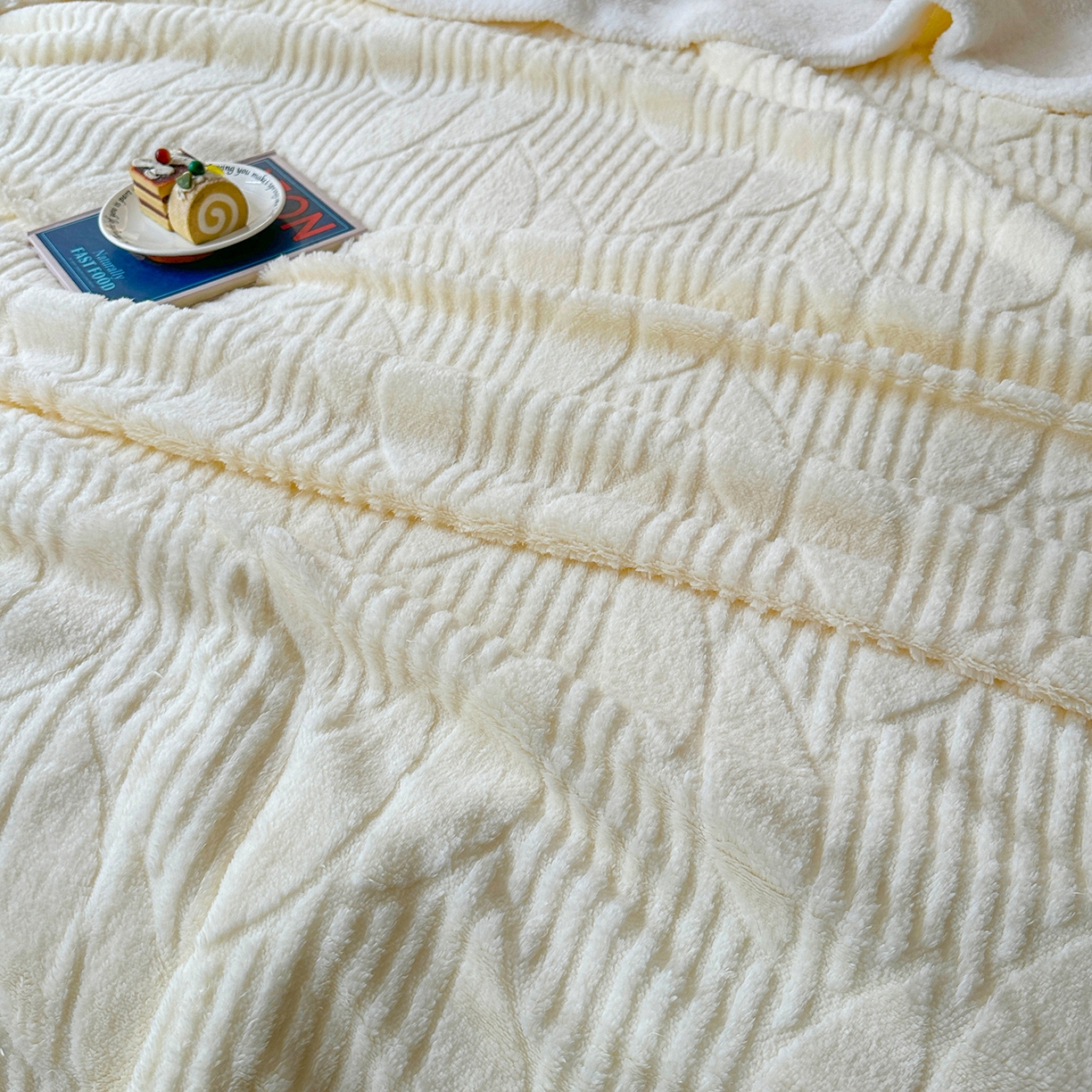 91家纺网 家纺一手货源 找家纺 悦织湾家纺 2025新款塔芙绒羊羔绒舒棉绒毛毯叶子系列 叶子米白