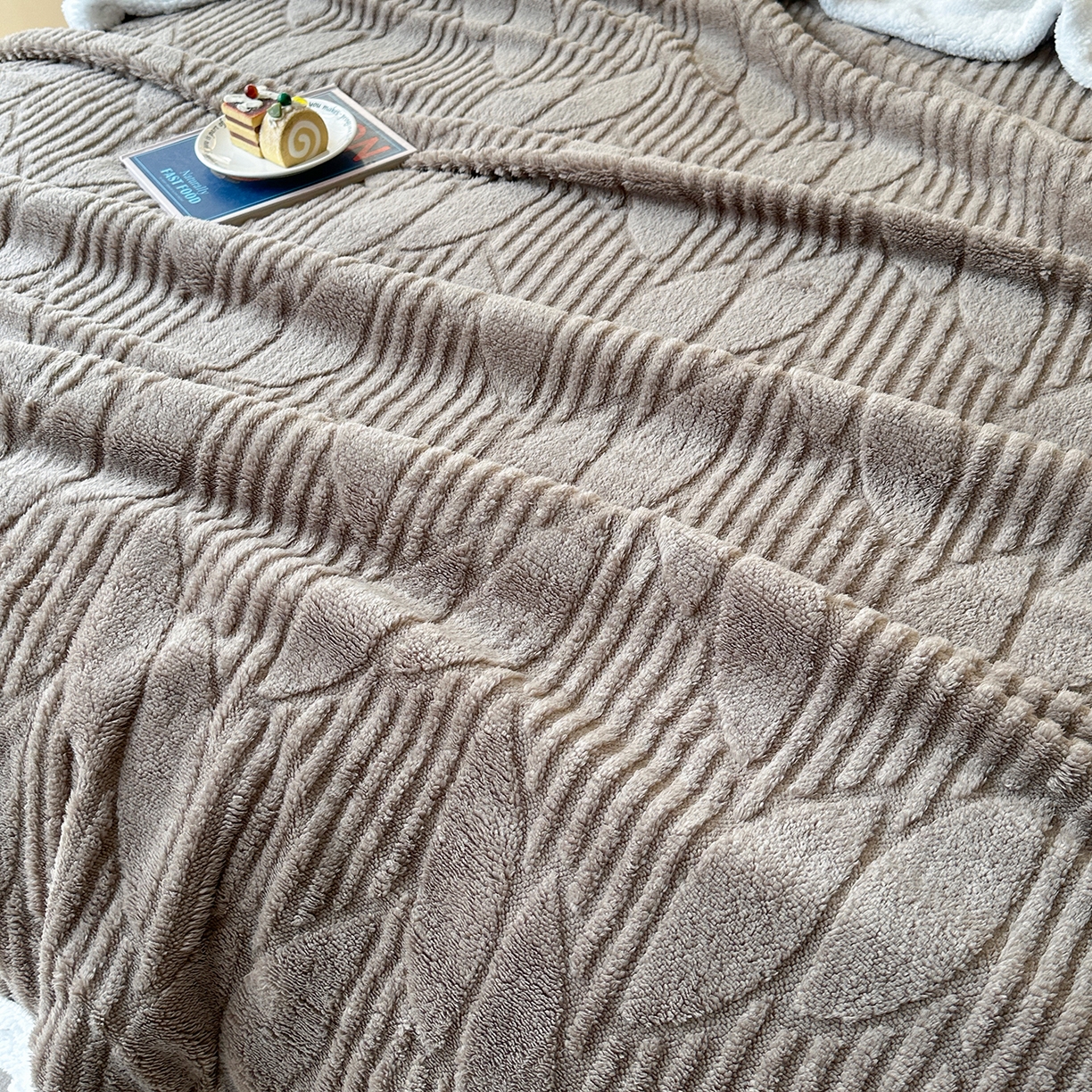 91家纺网 家纺一手货源 找家纺 悦织湾家纺 2025新款塔芙绒羊羔绒舒棉绒毛毯叶子系列 叶子棕色