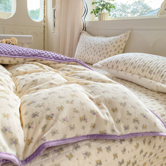 91家纺网 家纺一手货源 找家纺 梦可莱家居 2025秋冬新品豆豆绒床盖大花边四件套花紫