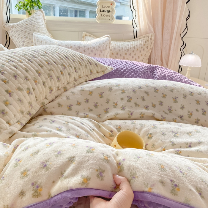 91家纺网 家纺一手货源 找家纺 梦可莱家居 2025秋冬新品豆豆绒床盖大花边四件套花紫