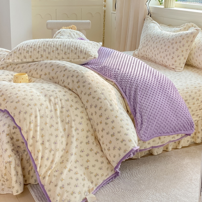 91家纺网 家纺一手货源 找家纺 梦可莱家居 2025秋冬新品豆豆绒床盖大花边四件套花紫