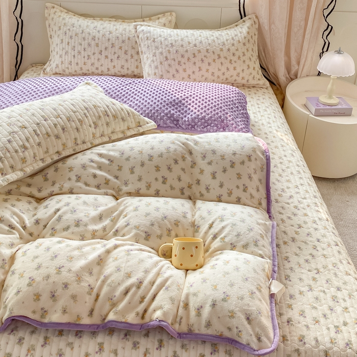 91家纺网 家纺一手货源 找家纺 梦可莱家居 2025秋冬新品豆豆绒床盖大花边四件套花紫