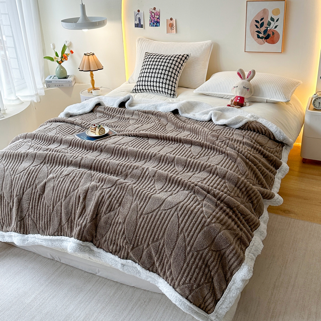 91家纺网 家纺一手货源 找家纺 悦织湾家纺 2025新款塔芙绒羊羔绒舒棉绒毛毯叶子系列 叶子棕色