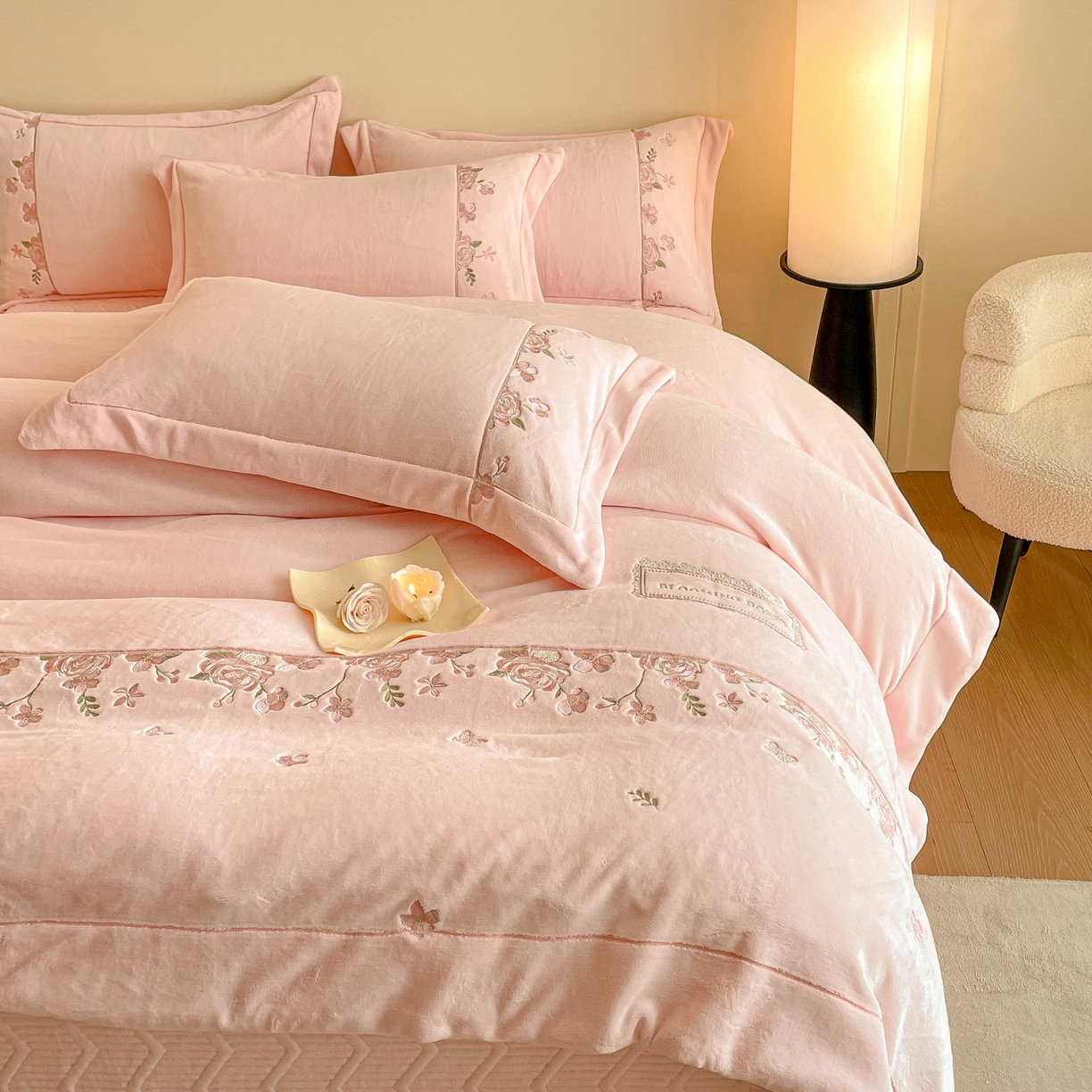 91家纺网 家纺一手货源 找家纺 新方向 2025年 全消光A类刺绣牛奶绒四件套-花意浓 花意浓-蔷薇粉