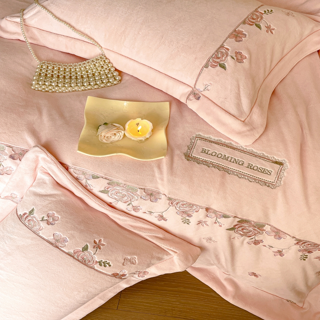 91家纺网 家纺一手货源 找家纺 新方向 2025年 全消光A类刺绣牛奶绒四件套-花意浓 花意浓-蔷薇粉