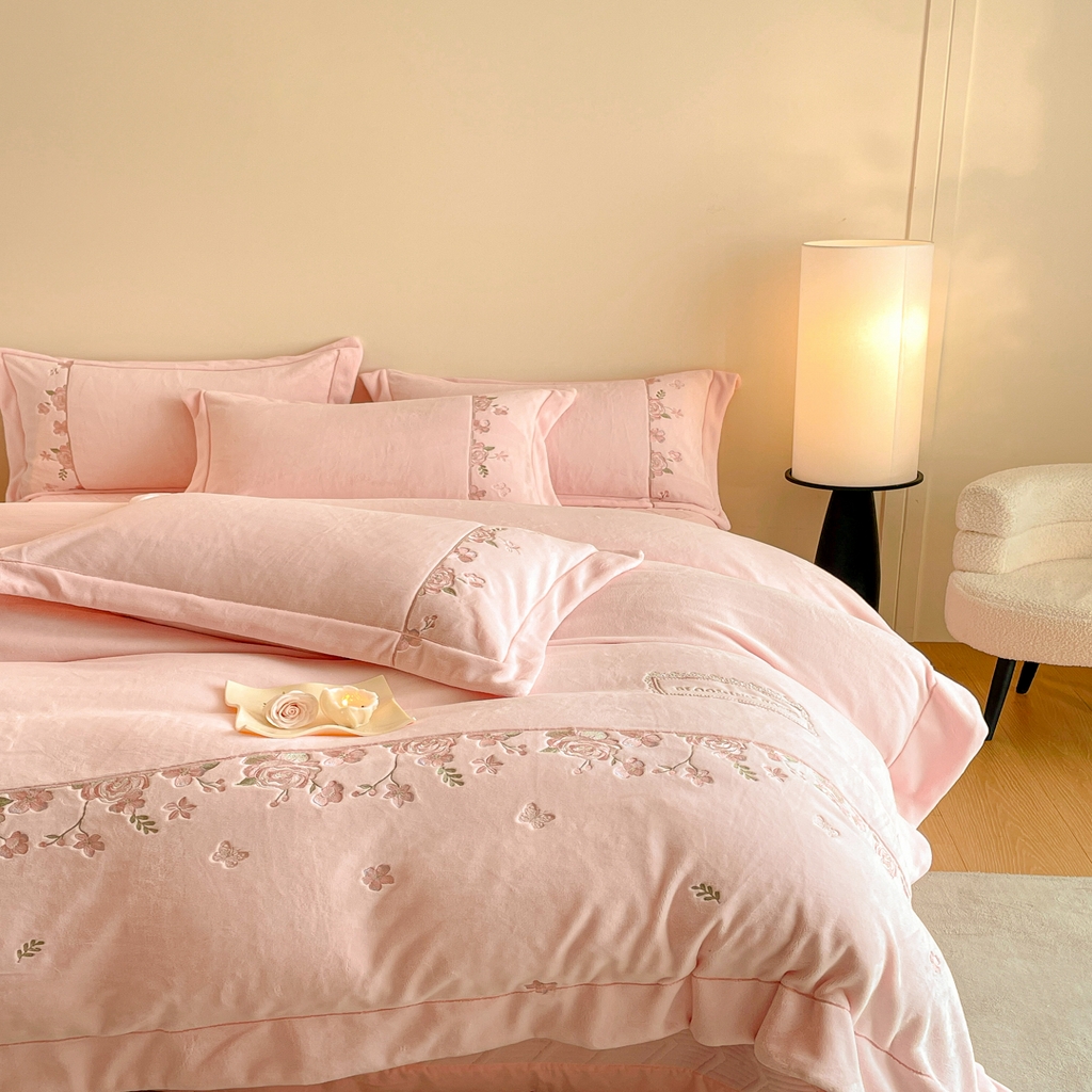 91家纺网 家纺一手货源 找家纺 新方向 2025年 全消光A类刺绣牛奶绒四件套-花意浓 花意浓-蔷薇粉