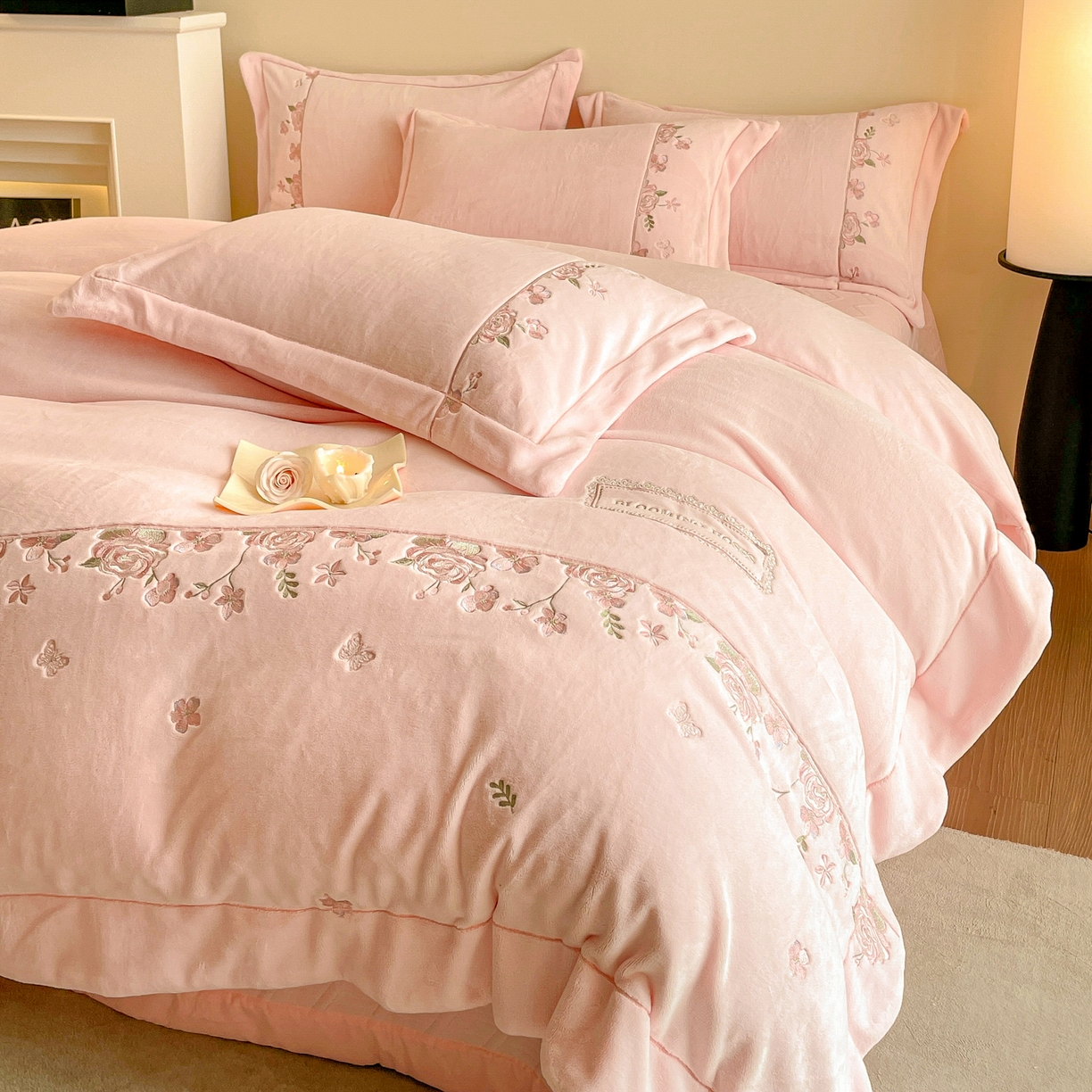 91家纺网 家纺一手货源 找家纺 新方向 2025年 全消光A类刺绣牛奶绒四件套-花意浓 花意浓-蔷薇粉