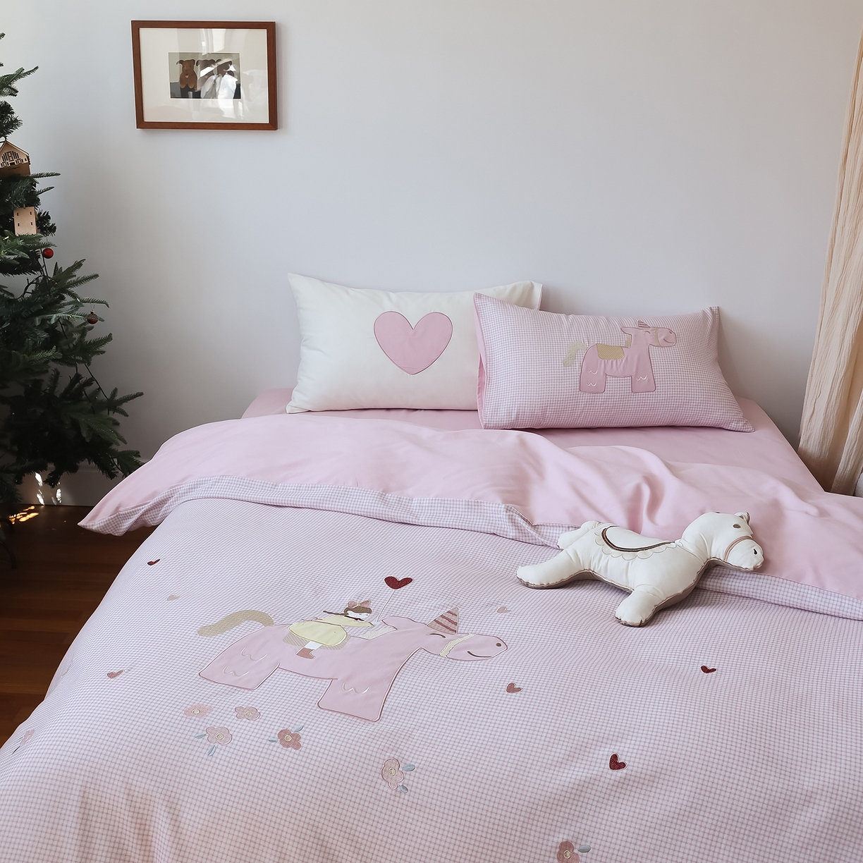 91家纺网 家纺一手货源 找家纺 风向标家纺 2025新款全棉50s磨毛数码印花毛巾绣四件套-风格二 小粉马爱做梦