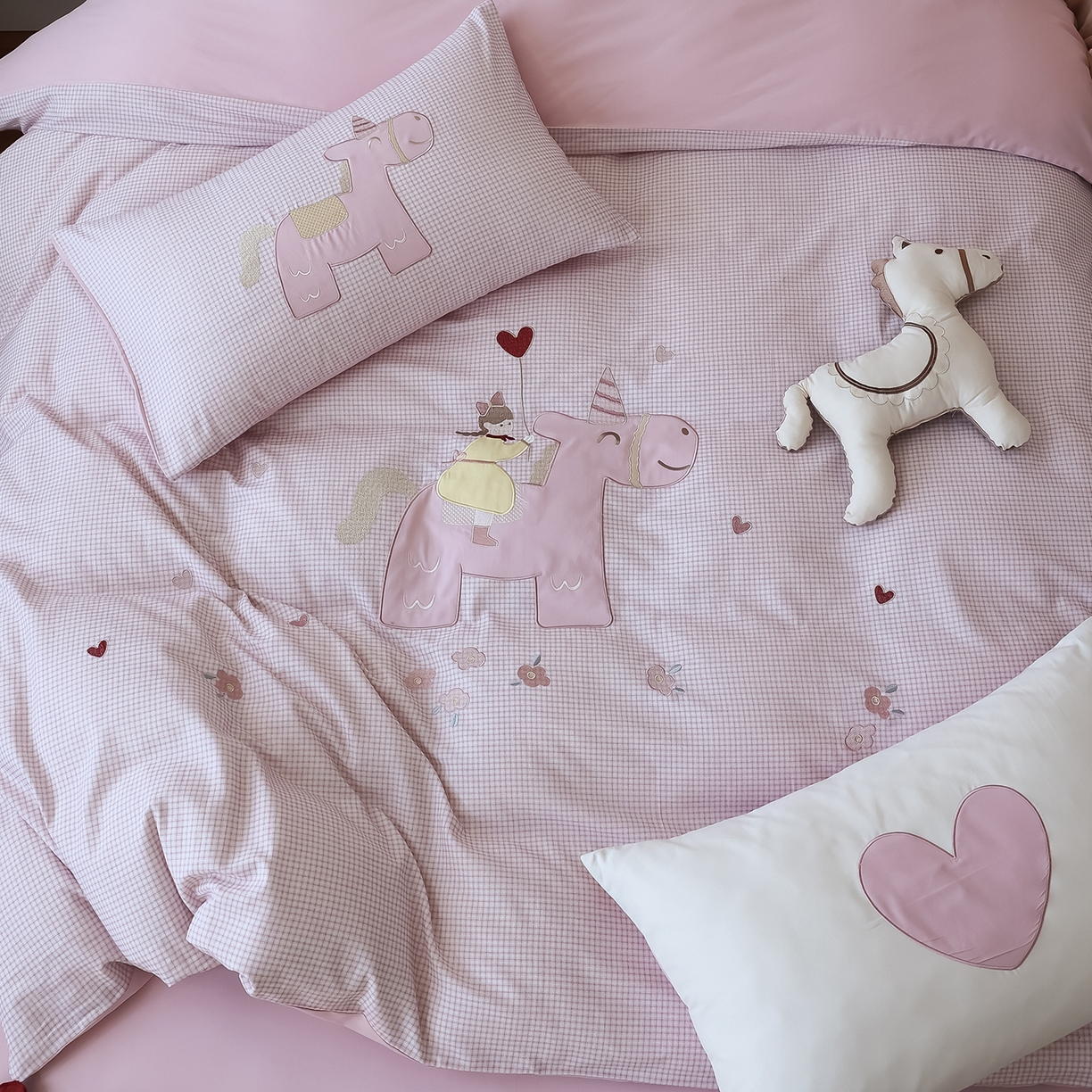 91家纺网 家纺一手货源 找家纺 风向标家纺 2025新款全棉50s磨毛数码印花毛巾绣四件套-风格二 小粉马爱做梦