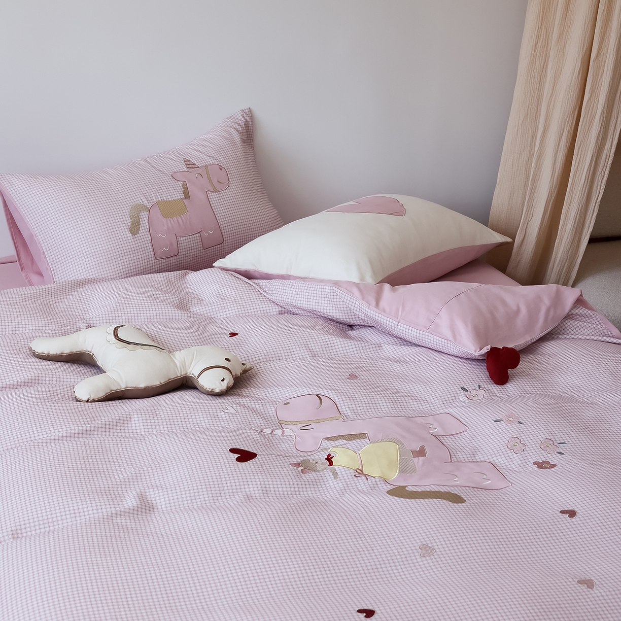 91家纺网 家纺一手货源 找家纺 风向标家纺 2025新款全棉50s磨毛数码印花毛巾绣四件套-风格二 小粉马爱做梦