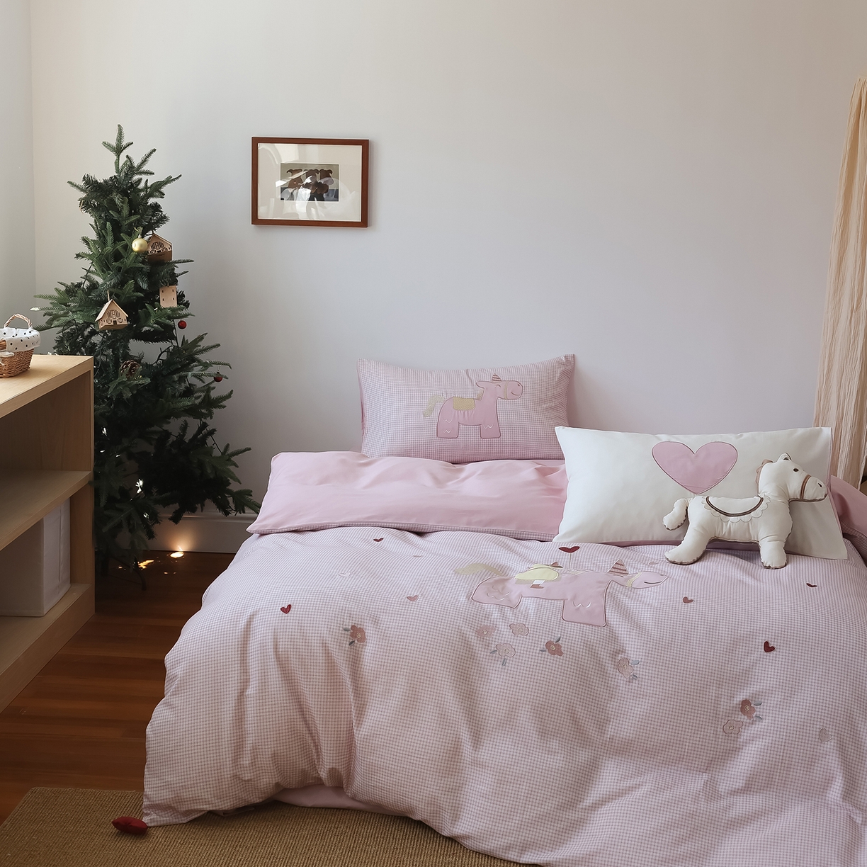 91家纺网 家纺一手货源 找家纺 风向标家纺 2025新款全棉50s磨毛数码印花毛巾绣四件套-风格二 小粉马爱做梦