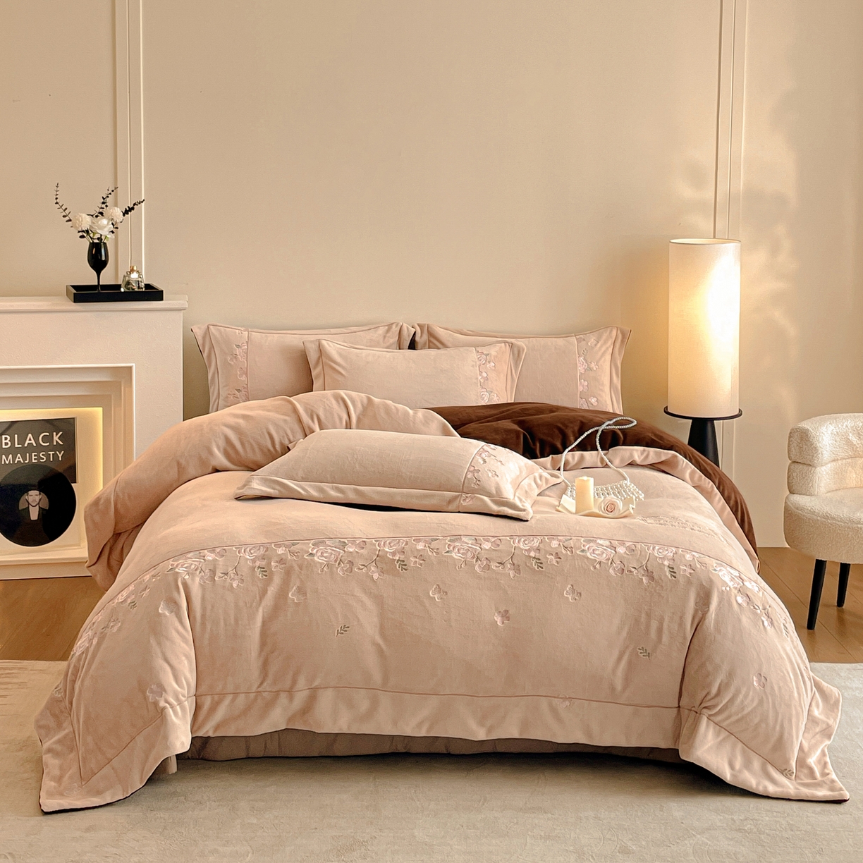 91家纺网 家纺一手货源 找家纺 新方向 2025年 全消光A类刺绣牛奶绒四件套-花意浓 花意浓-香槟咖