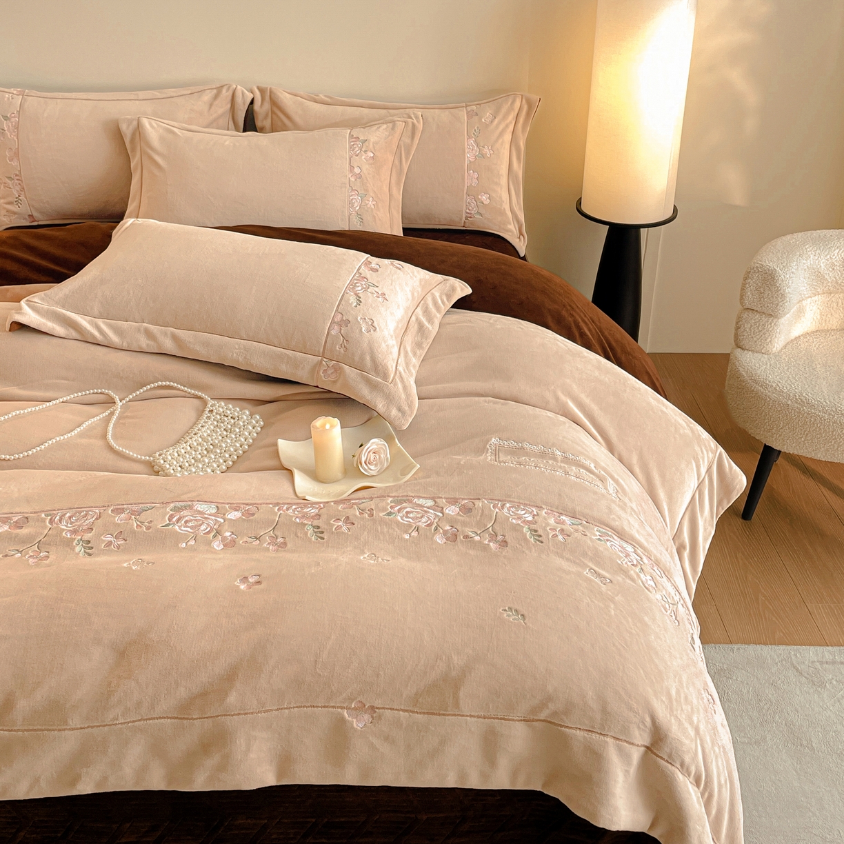 91家纺网 家纺一手货源 找家纺 新方向 2025年 全消光A类刺绣牛奶绒四件套-花意浓 花意浓-香槟咖