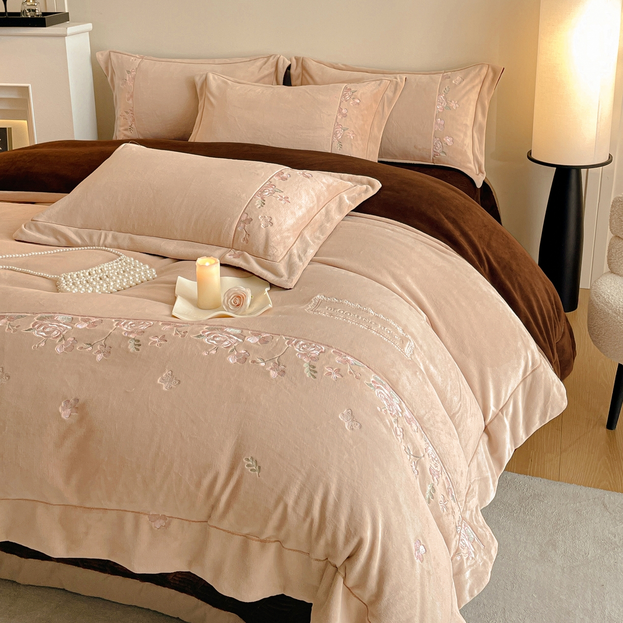 91家纺网 家纺一手货源 找家纺 新方向 2025年 全消光A类刺绣牛奶绒四件套-花意浓 花意浓-香槟咖