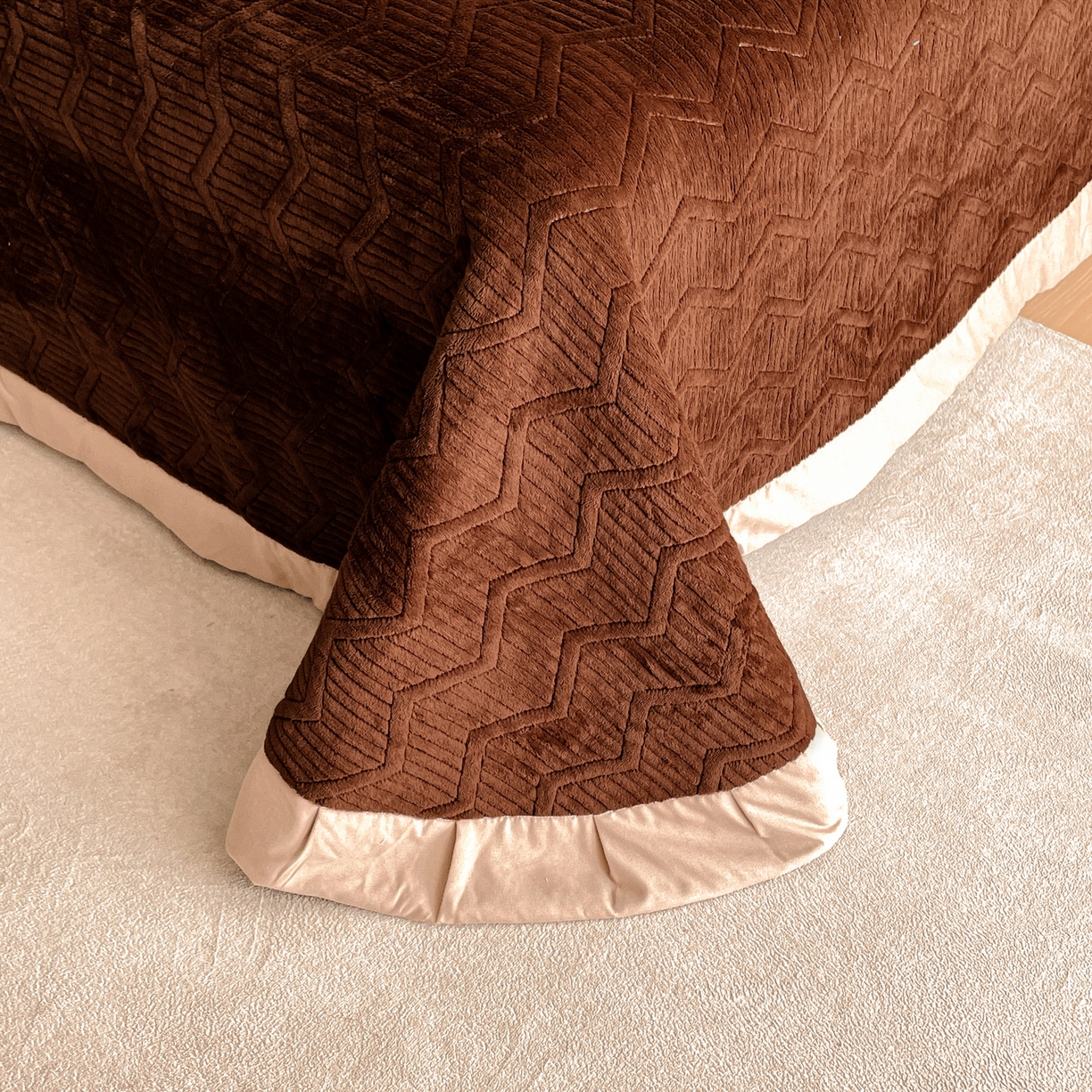 91家纺网 家纺一手货源 找家纺 新方向 2025年 全消光A类刺绣牛奶绒四件套-花意浓 花意浓-香槟咖