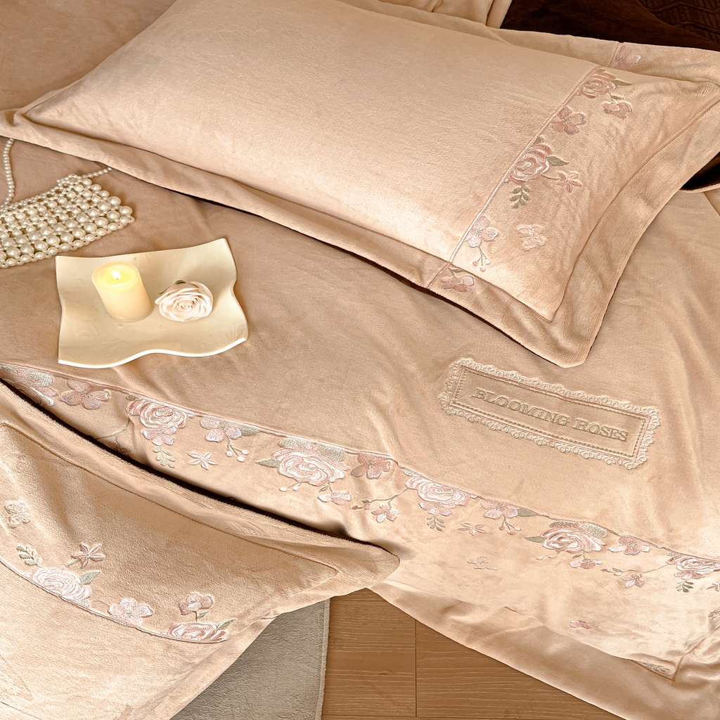 91家纺网 家纺一手货源 找家纺 新方向 2025年 全消光A类刺绣牛奶绒四件套-花意浓 花意浓-香槟咖