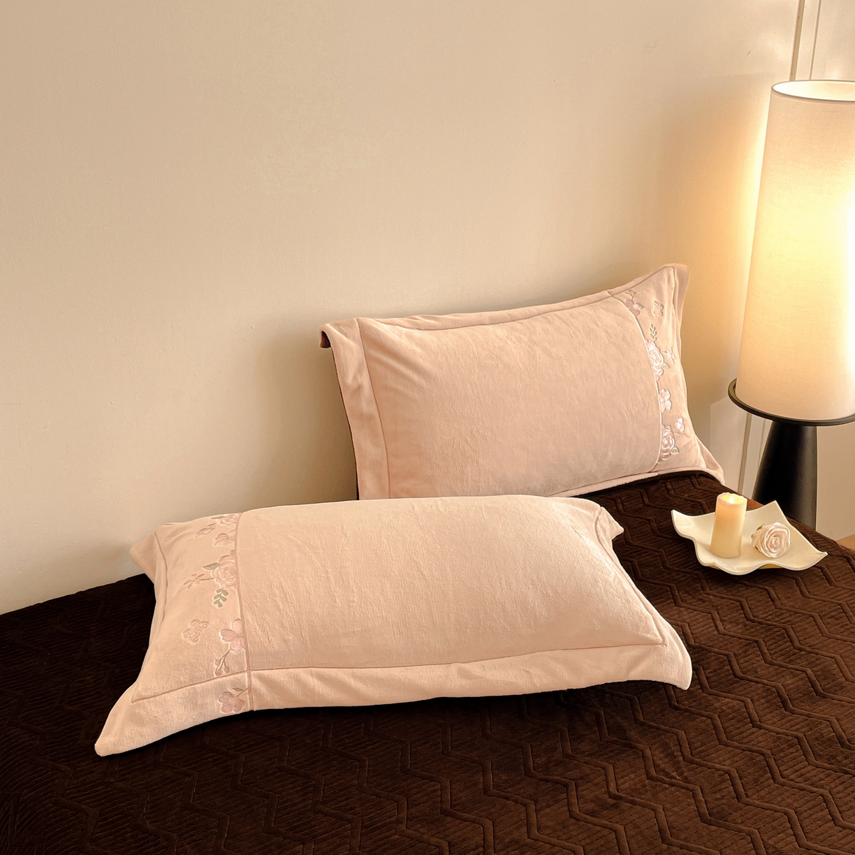 91家纺网 家纺一手货源 找家纺 新方向 2025年 全消光A类刺绣牛奶绒四件套-花意浓 花意浓-香槟咖