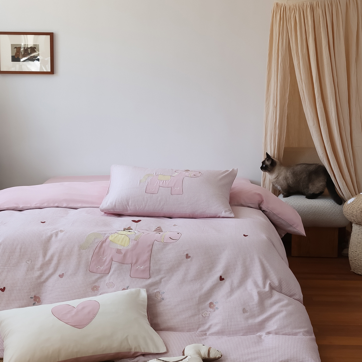 91家纺网 家纺一手货源 找家纺 风向标家纺 2025新款全棉50s磨毛数码印花毛巾绣四件套-风格二 小粉马爱做梦