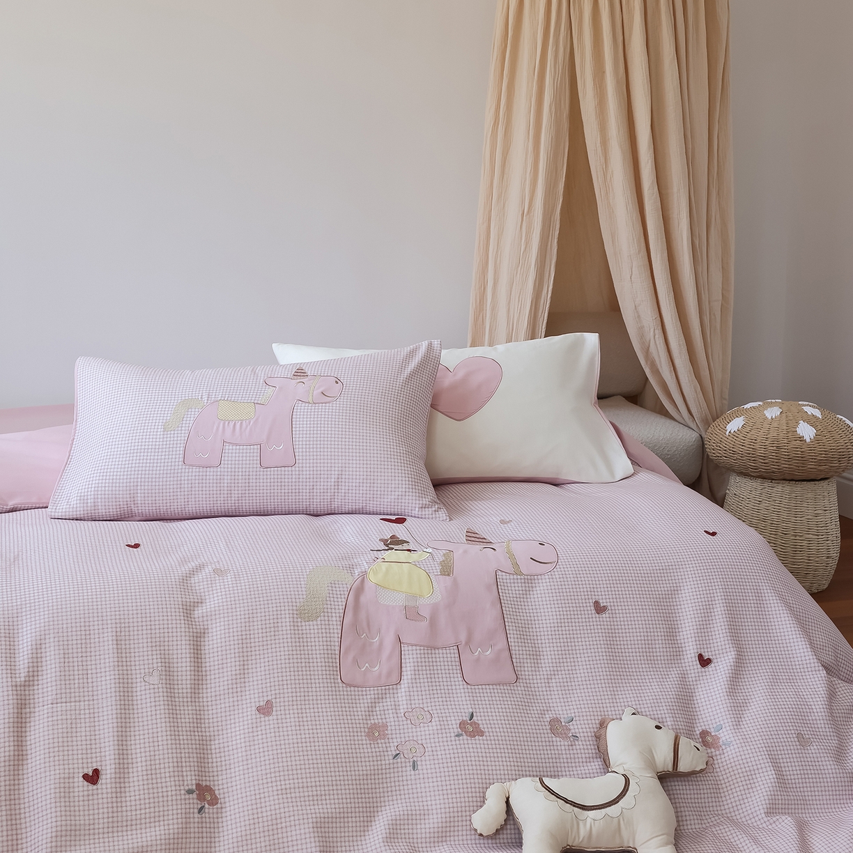 91家纺网 家纺一手货源 找家纺 风向标家纺 2025新款全棉50s磨毛数码印花毛巾绣四件套-风格二 小粉马爱做梦