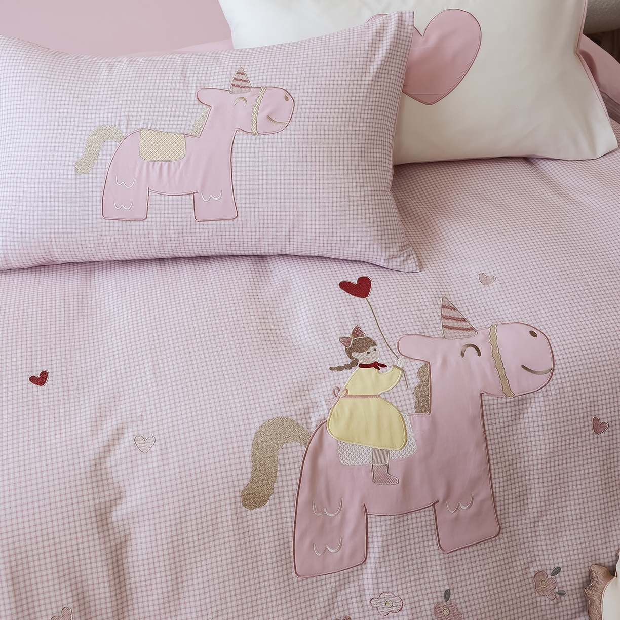 91家纺网 家纺一手货源 找家纺 风向标家纺 2025新款全棉50s磨毛数码印花毛巾绣四件套-风格二 小粉马爱做梦